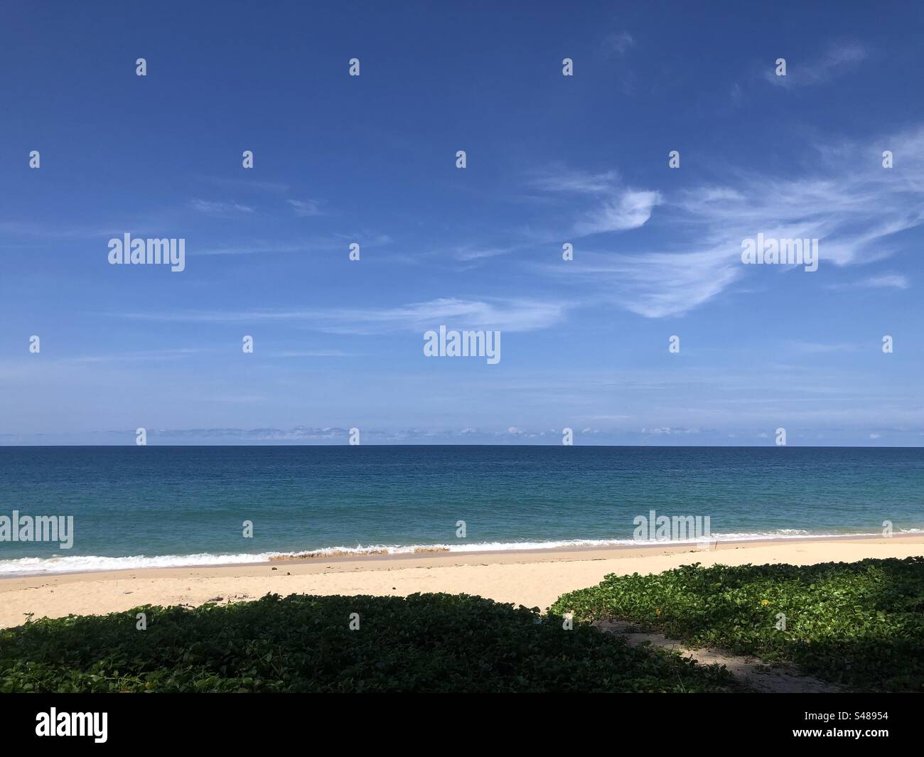 Der wunderschöne Strand mit klarem Himmel und blauem Meer in Taimuang, Phangnga, Thailand. Stockfoto