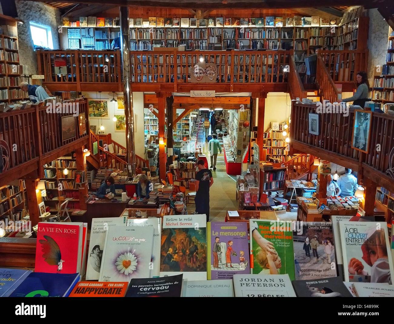 Alte Buchhandlung: Finde alles Bücher. Mehr als 50.000 Bücher auf Lager. Entlang des Canal du Midi. Le Somail, Occitanie, Frankreich Stockfoto