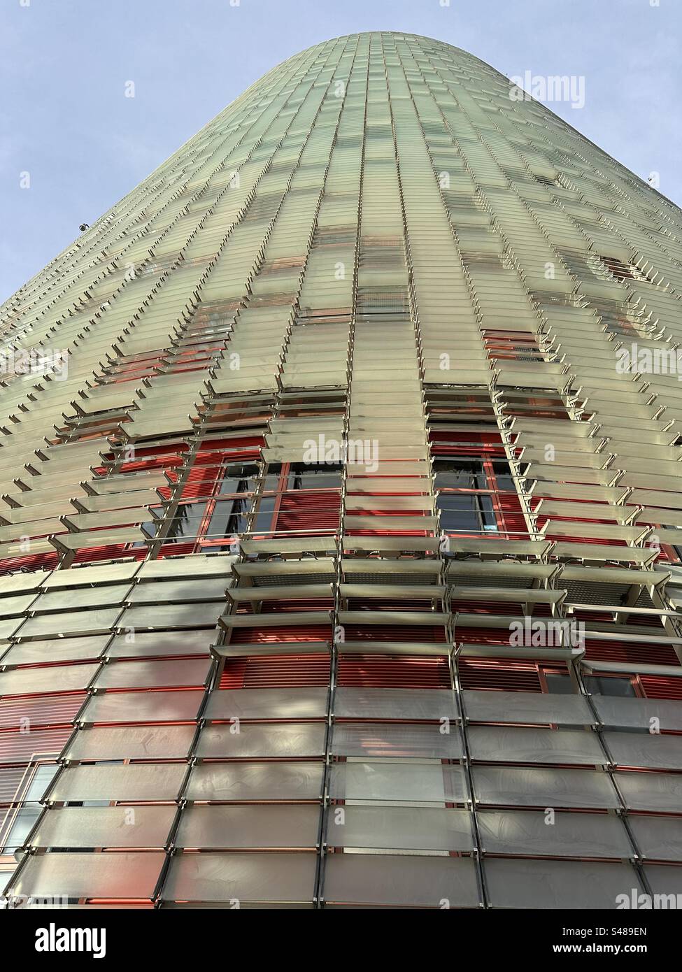 Mirador torre Glories, moderner Wolkenkratzer, touristische Attraktion mit der wunderschönen Aussichtsplattform - Smartphone-aufgenommenes Stockfoto