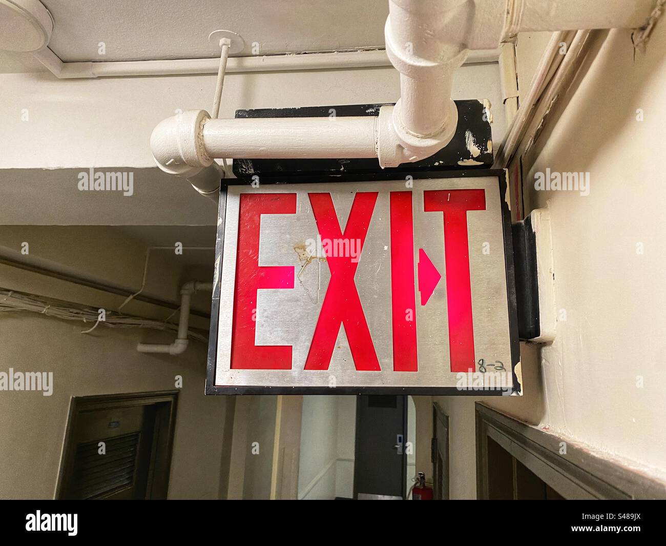 Ausfahrt, West Side YMCA, New York City, Vereinigte Staaten von Amerika. - Smartphone-aufgenommenes Stockfoto