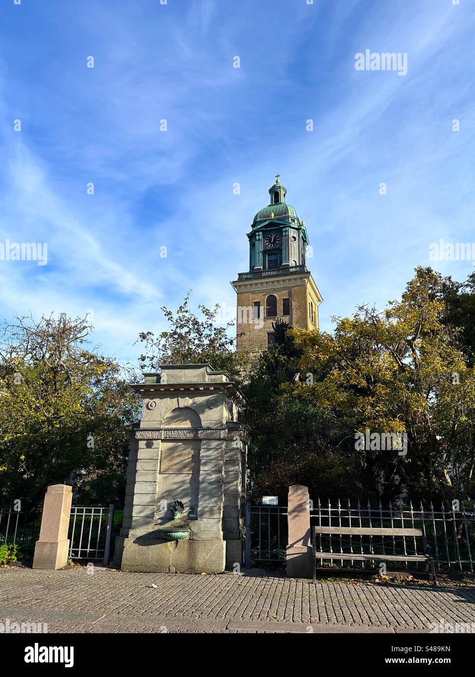 Kathedrale von Gustavi, Göteborg, Schweden mit einem Trinkbrunnen im Vordergrund. Stockfoto