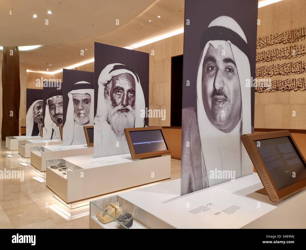 Bilder der Emirate, die die Union und die Gründung der Vereinigten Staaten unterzeichnet haben, werden im Etihad Museum in Dubai, Vereinigte Arabische Emirate, ausgestellt. Stockfoto