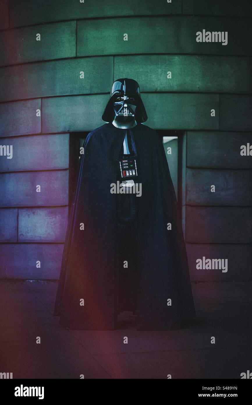 Cosplay-Kostüm der Erde mit der dunklen Seite der Macht in einem Star Wars-Comic-Bild - Smartphone-aufgenommenes Stockfoto