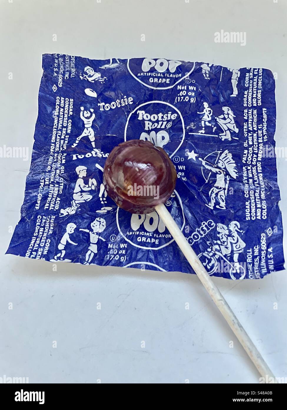 Tootsie Pop Sucker (Traubengeschmack) auf der Verpackung. - Smartphone-aufgenommenes Stockfoto