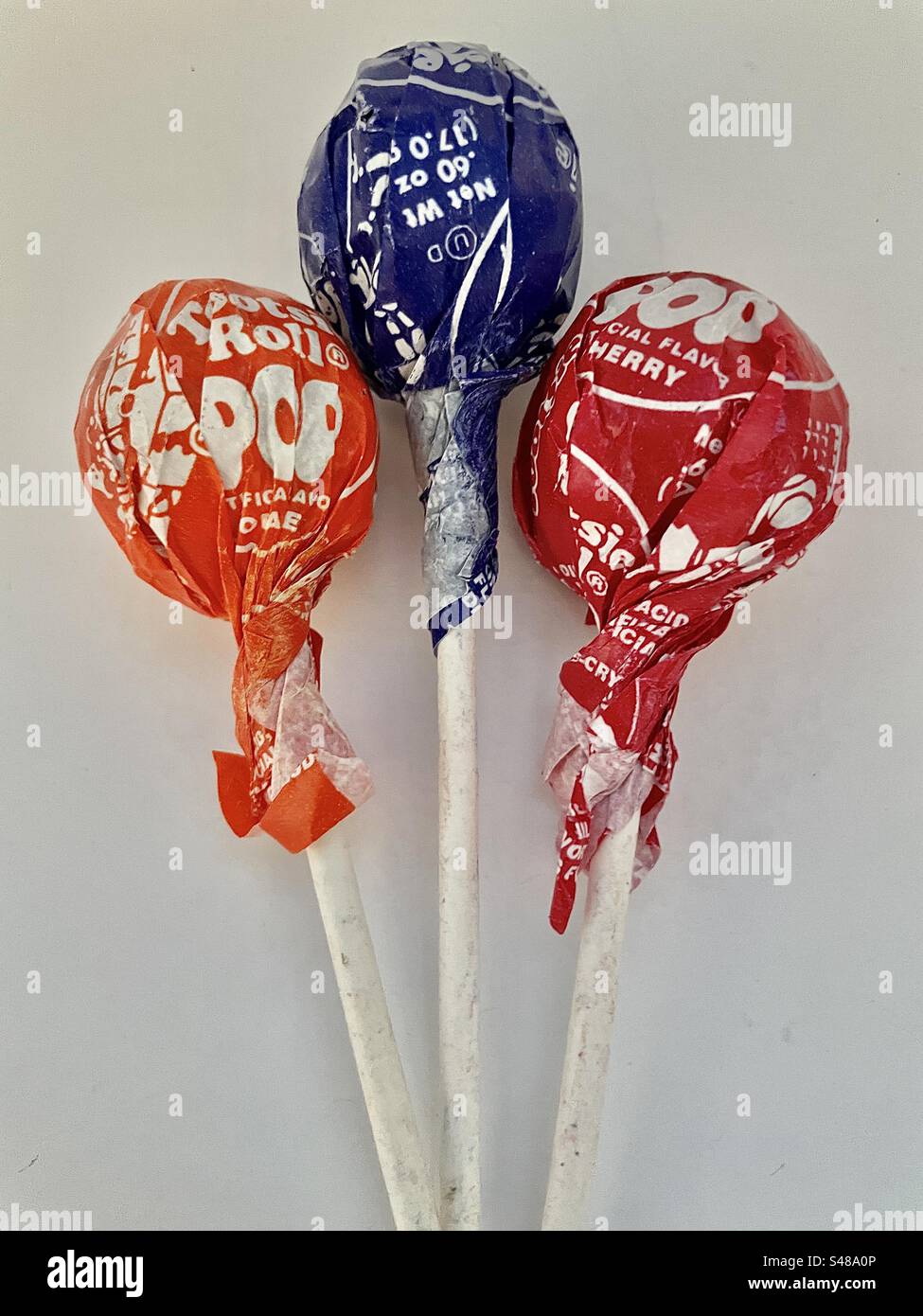 Tootsie Pop Sauger (Orangen-, Trauben- und Kirscharomen) als Stillleben. - Smartphone-aufgenommenes Stockfoto