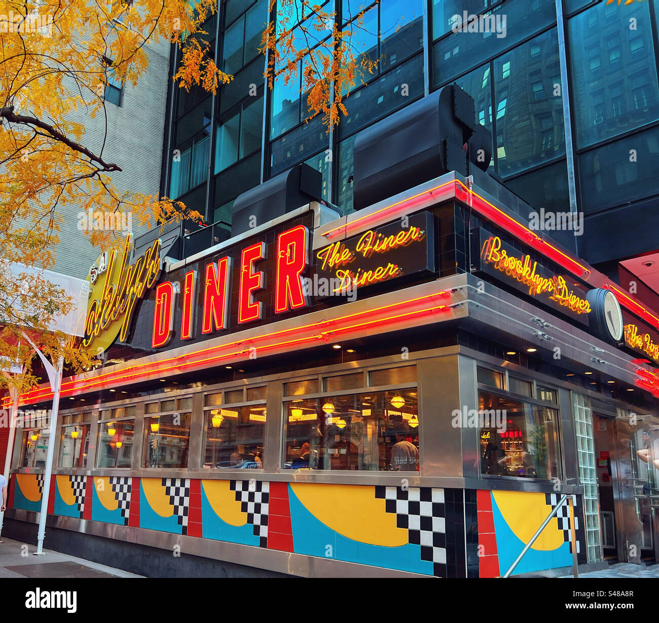 Hell beleuchtetes Brooklyn Diner Café in New York - Smartphone-aufgenommenes Stockfoto