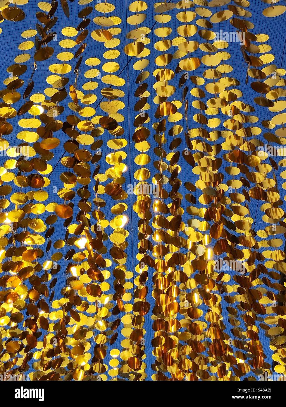 Dekoration in einer Straße. Zentrum von Beziers. Occitanie, Frankreich - Smartphone-aufgenommenes Stockfoto