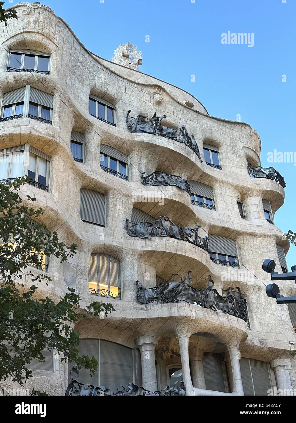 Casa Milà, im Volksmund bekannt als La Pedrera, ein Modernista-Gebäude in Barcelona, Katalonien, Spanien, das von dem Architekten Antoni Gaudí entworfen wurde und zwischen 1906 und 1912 erbaut wurde Stockfoto