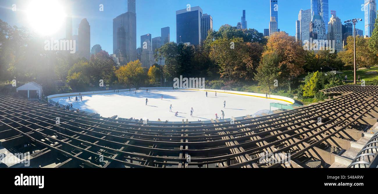 Woolman Eislaufbahn, New York City, Vereinigte Staaten von Amerika - Smartphone-aufgenommenes Stockfoto