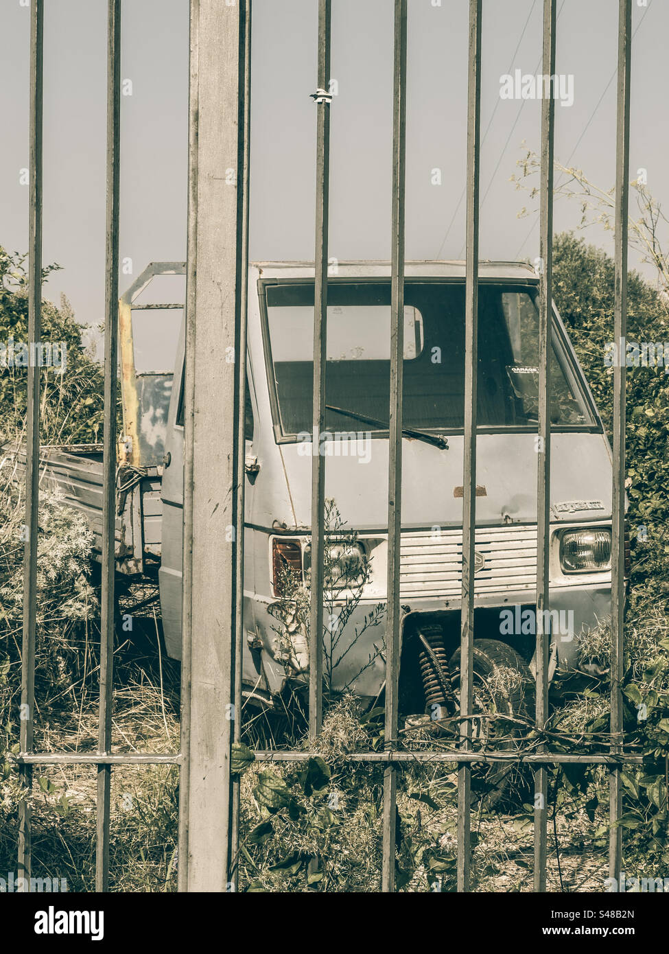 Fiat Piaggio Ape hinter Gittern: Phillip Roberts - Smartphone-aufgenommenes Stockfoto