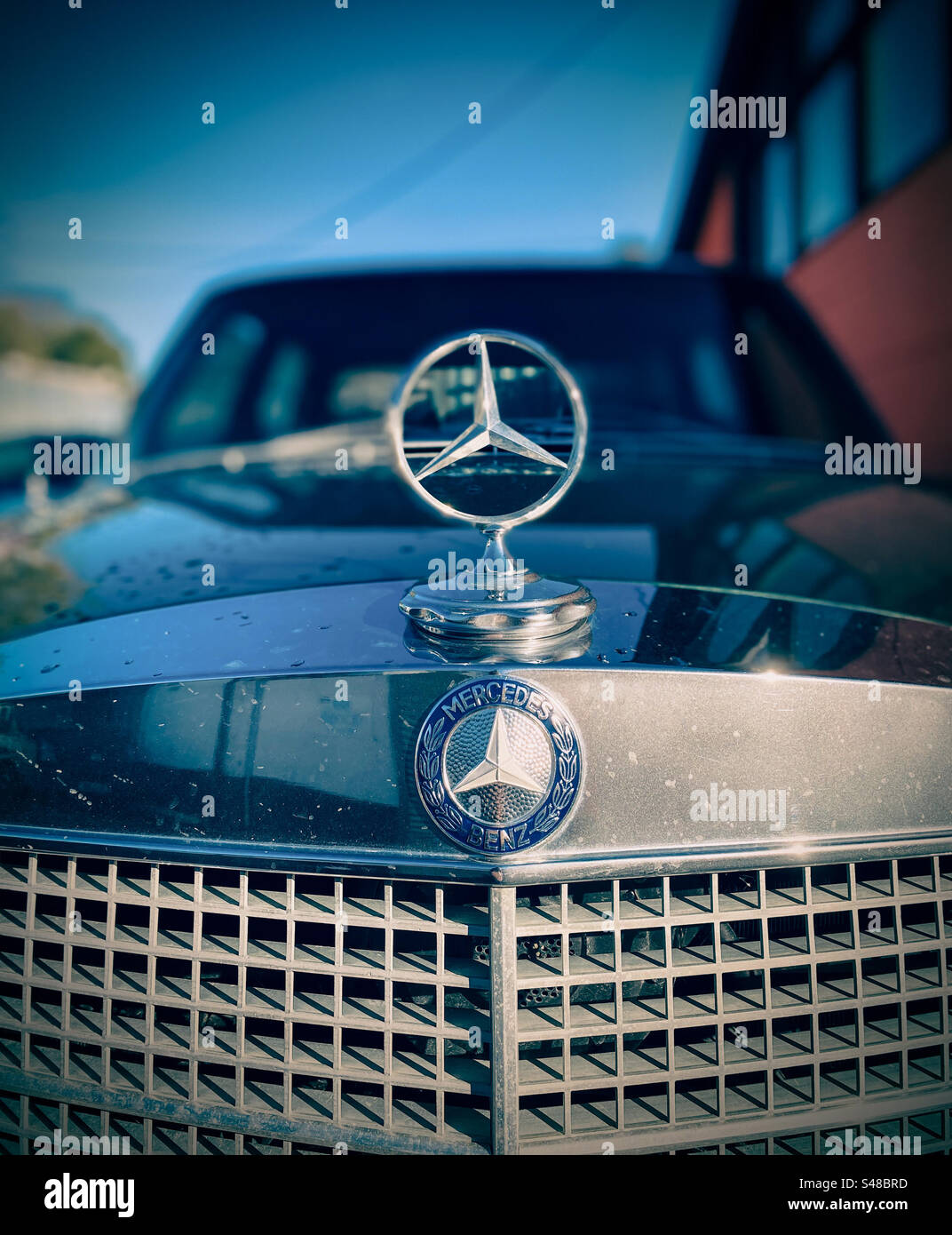 Ein alter Mercedes-Benz-Frontgrill und -Motiv - Smartphone-aufgenommenes Stockfoto