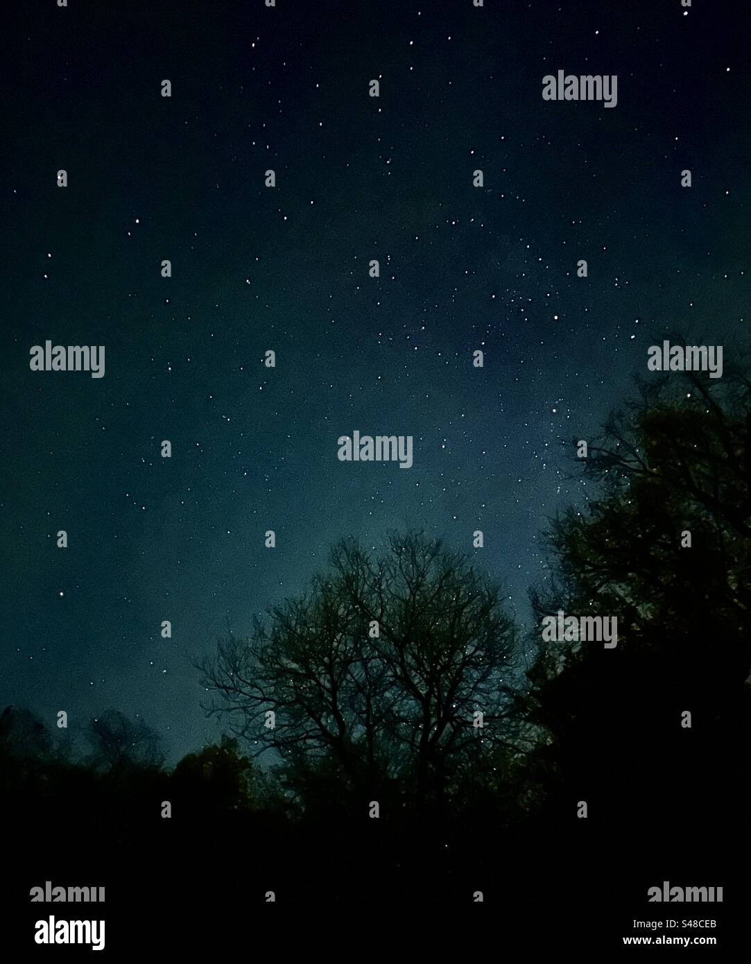 Überwältigt? Nehmen Sie sich einen Moment Zeit und schauen Sie zum Sternenhimmel und verlieren Sie sich darin! Sternenklare Nacht Im Peak District Stockfoto