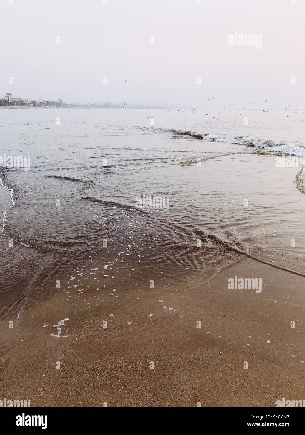 Meeresgezeitenmuster am Versova Beach in Mumbai, Indien Stockfoto
