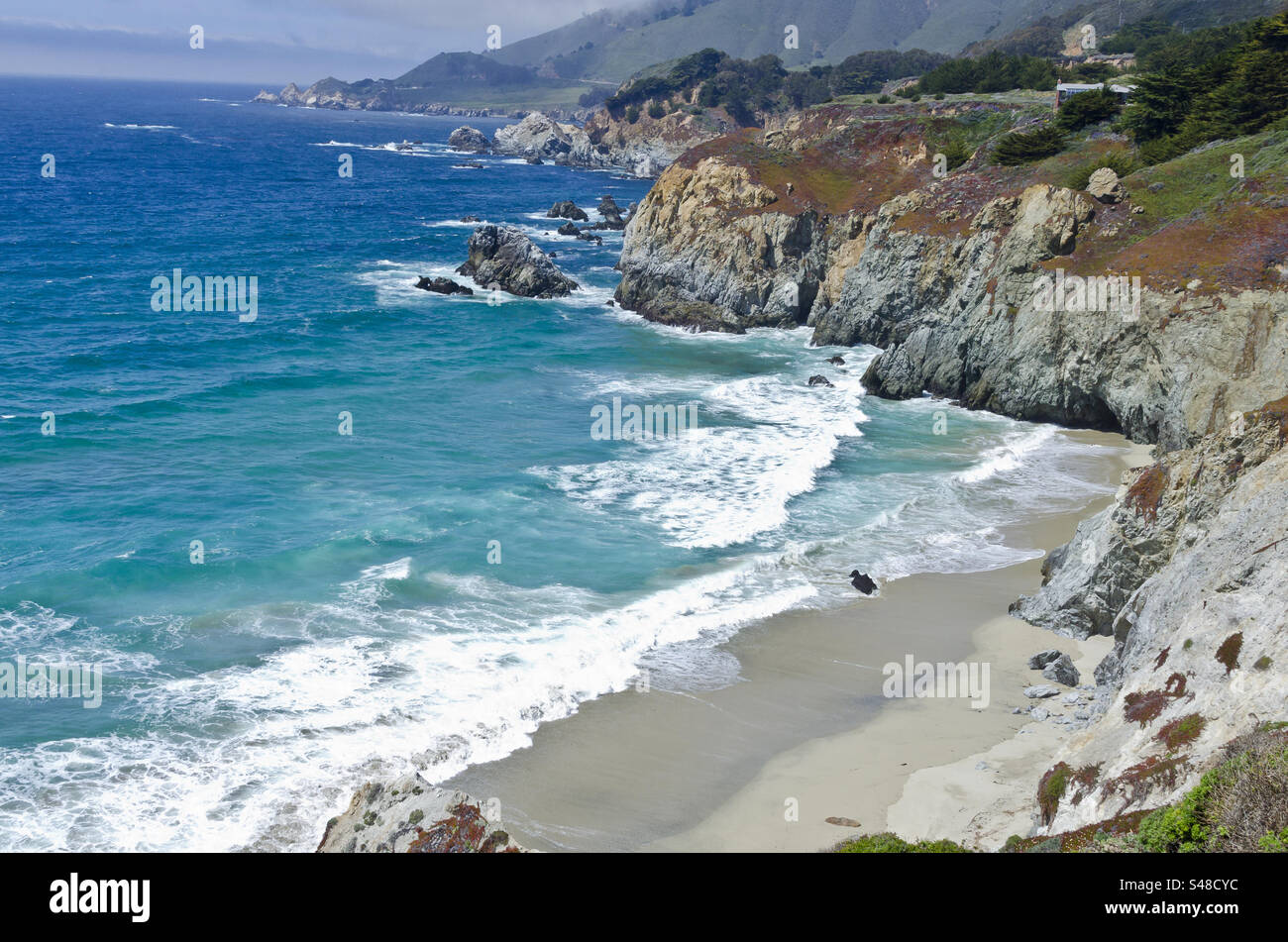Wellen brechen am Strand entlang der kalifornischen Küste ab Stockfoto