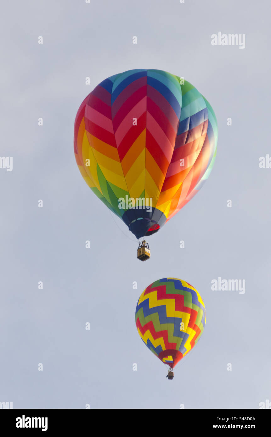 Wunderschönes regenbogenfarbenes Pulver, blaue Flagge mit der blauen fiesta in Albuquerque New Mexico - Smartphone-aufgenommenes Stockfoto
