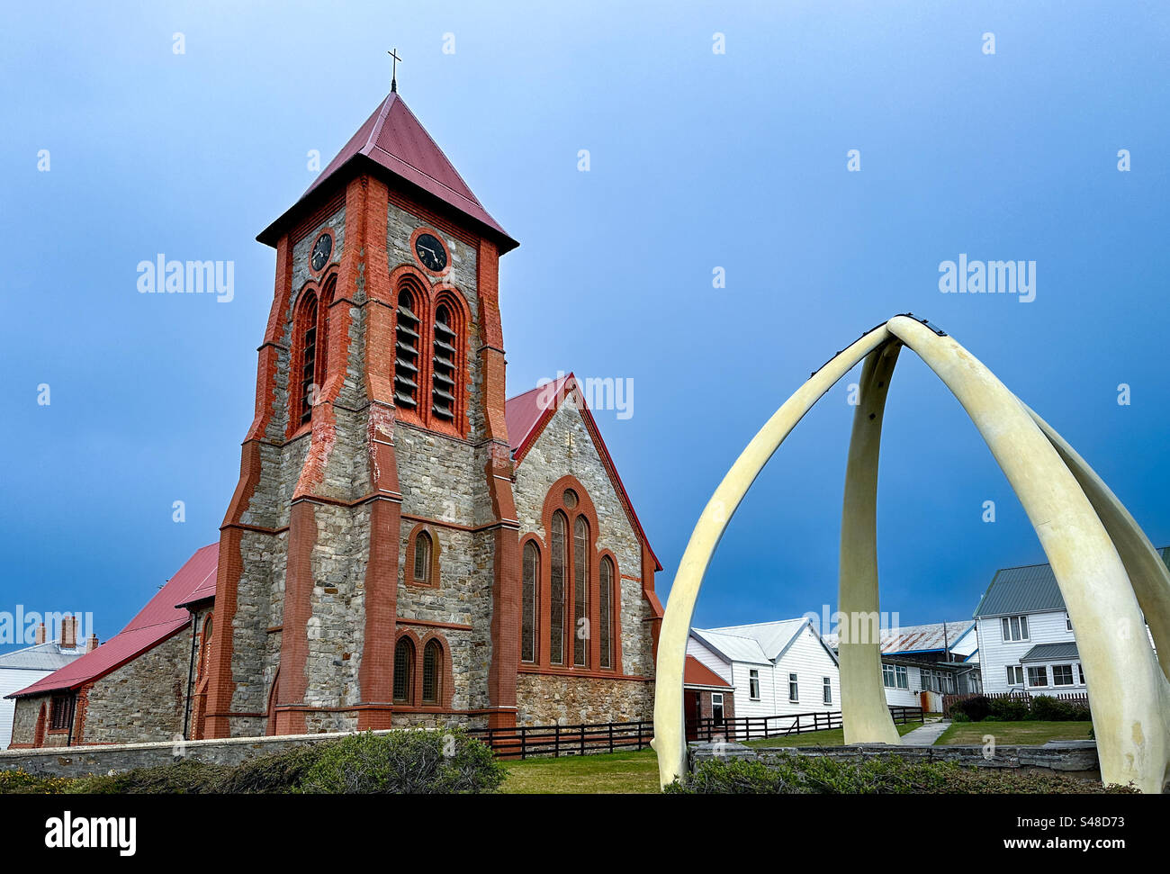 Das Wahrzeichen der Christ Church Cathedral in Port Stanley, Falklandinseln/Malvinas mit seinem berühmten Walknochenbogen - Smartphone-aufgenommenes Stockfoto
