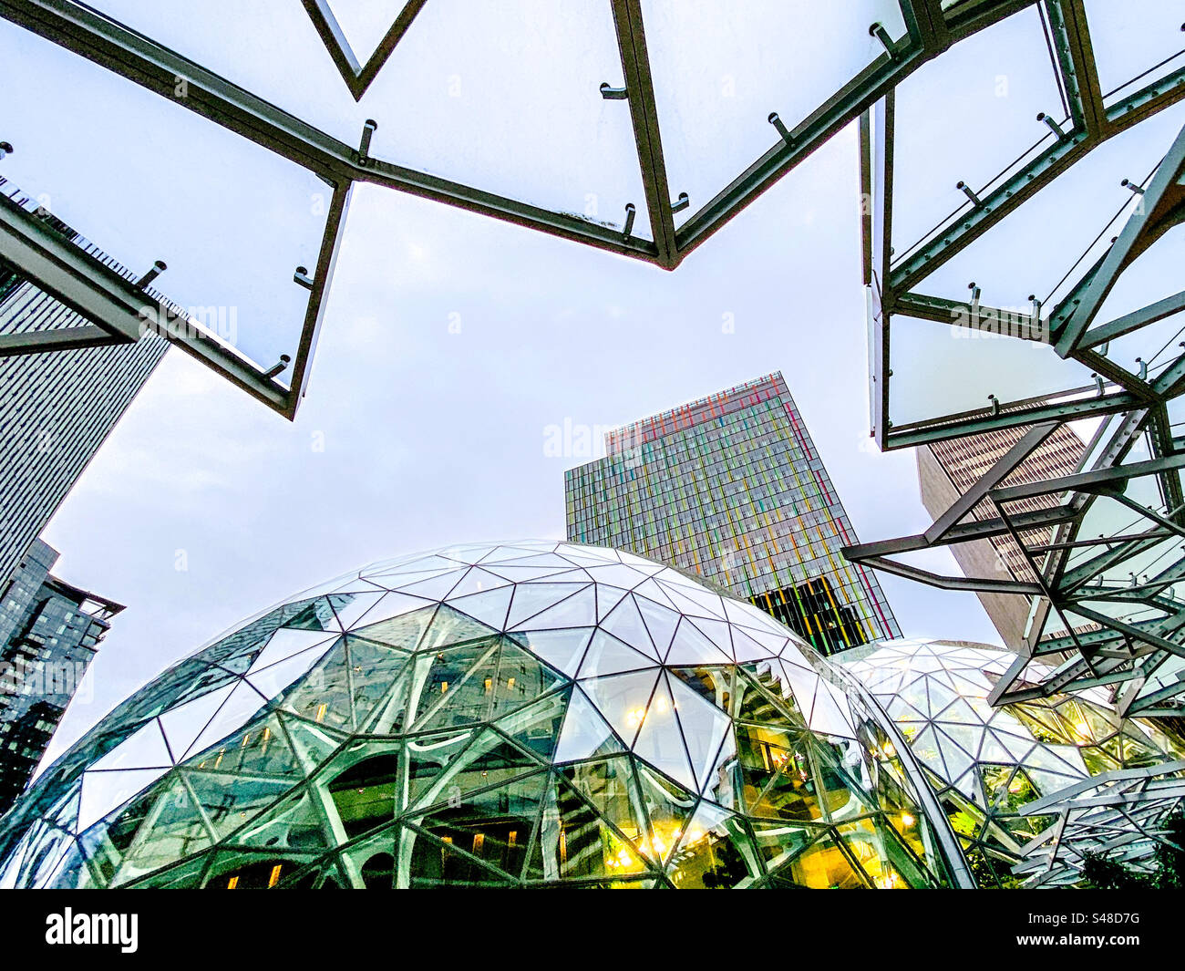 Amazonas Hauptquartier in Seattle, Washington - Smartphone-aufgenommenes Stockfoto