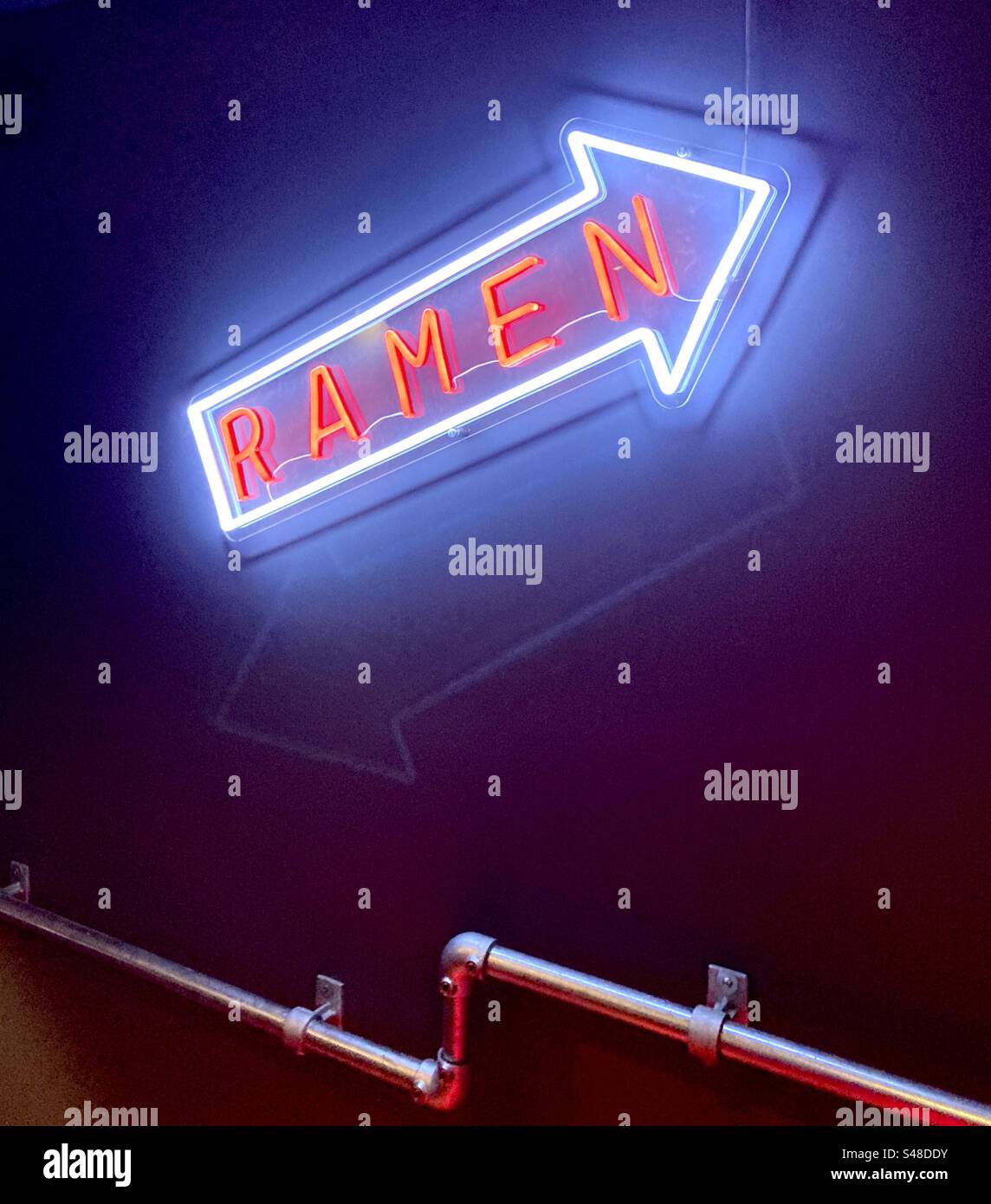 Neon-Ramen-Schild mit Pfeil nach oben und rechts Stockfoto