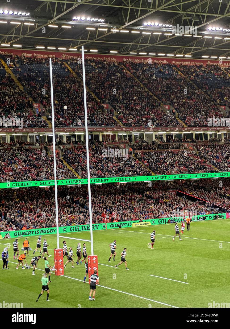 Leigh Halfpenny erzielte eine Konvertierung in seinem letzten Spiel für Wales gegen die Barbaren im Fürstentum-Stadion am 4. November 2023. - Smartphone-aufgenommenes Stockfoto