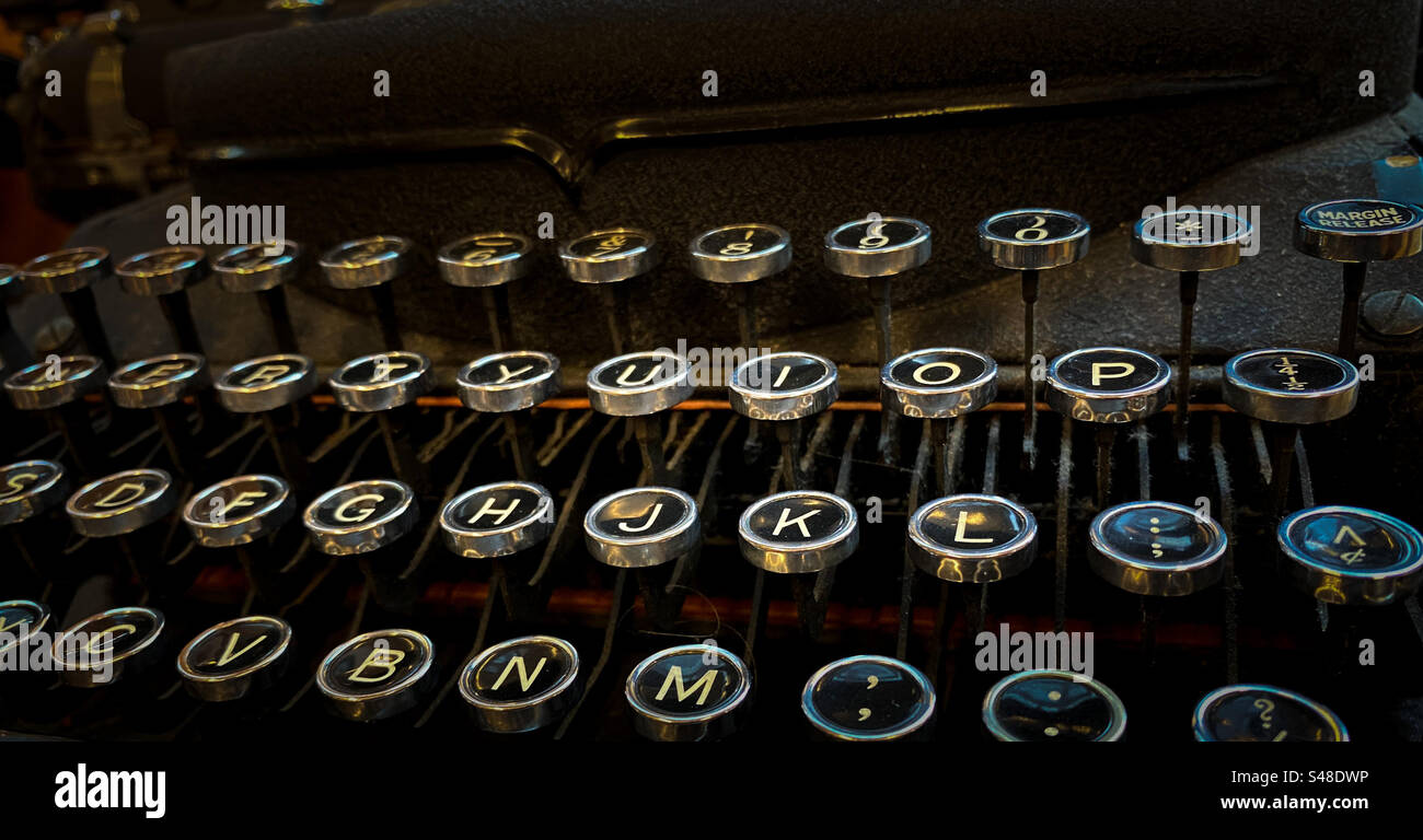 Nahaufnahme von Schlüsseln in einer Vintage-Schreibmaschine Stockfoto