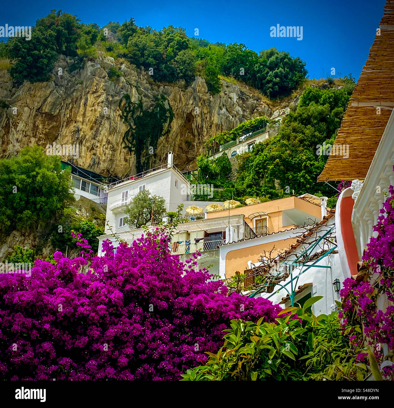 Farbenfrohe Häuser und Landschaft eingebettet in die Klippen von Positano an der Amalfiküste Italiens Stockfoto