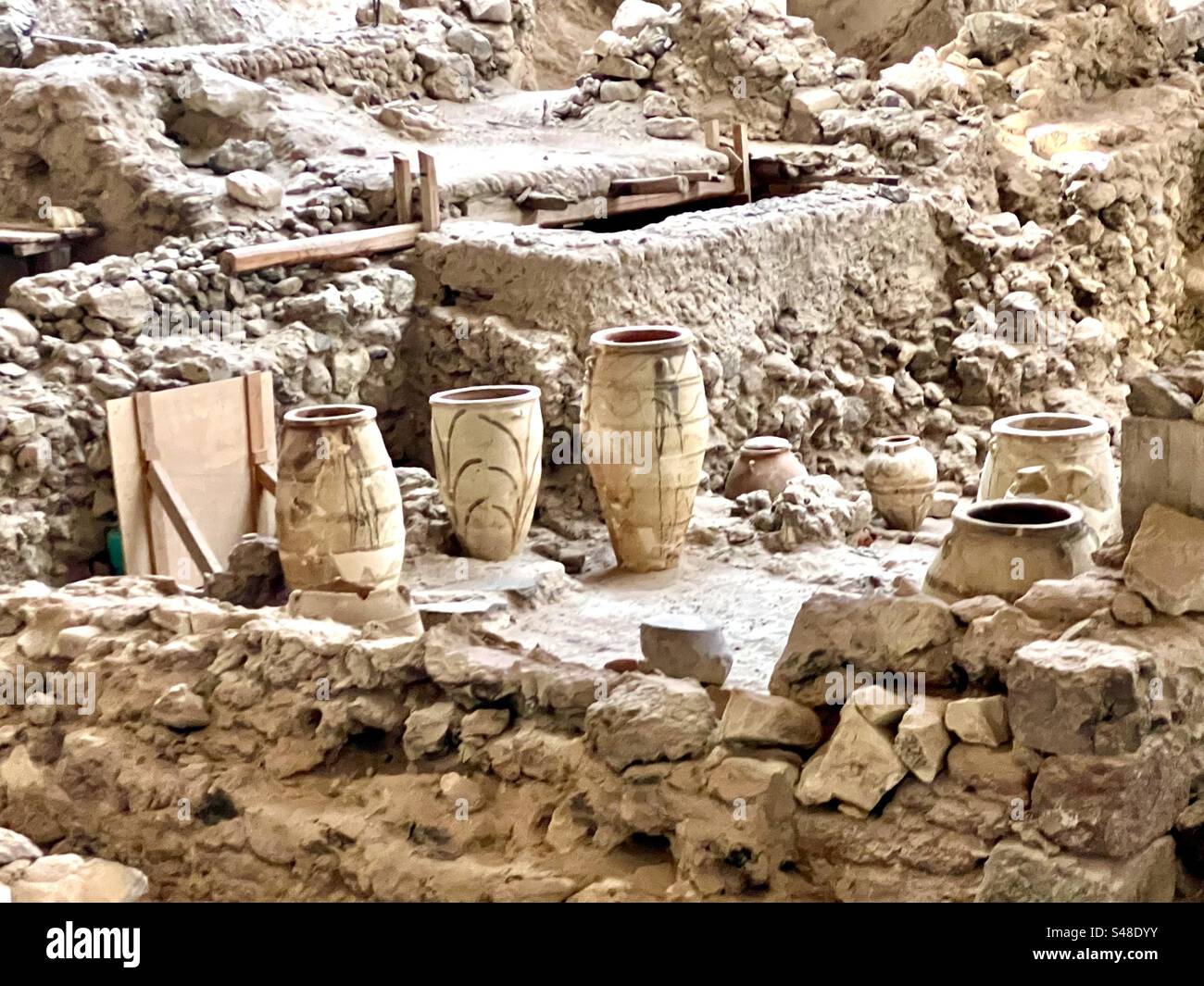 Alte Wasserschiffe und andere Ruinen einer bronzezeitlichen Siedlung der Kykladen, die durch einen Vulkanausbruch zerstört und vor über 3000 Jahren in Asche begraben wurde. Stockfoto