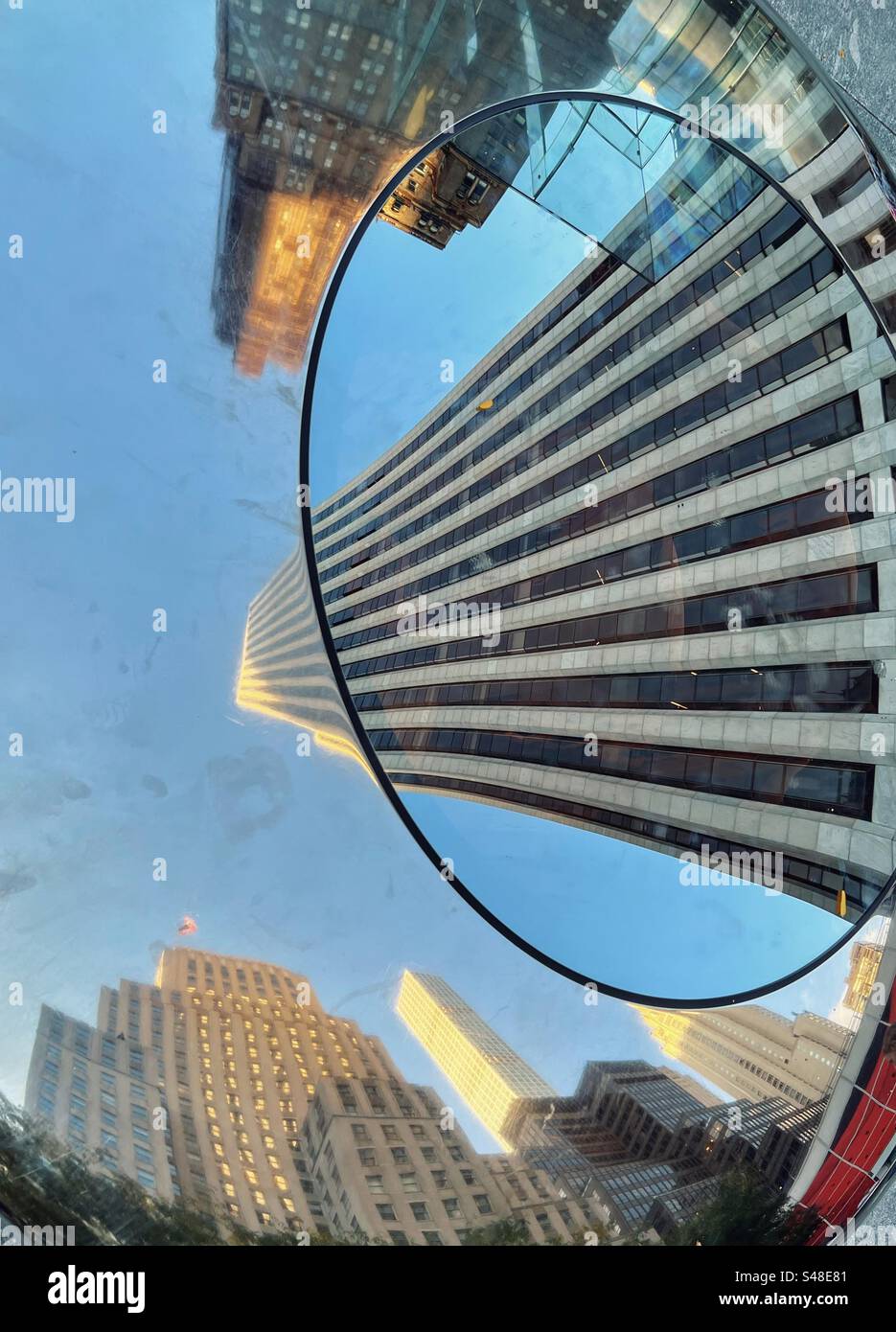 Reflexionen von Wolkenkratzern auf der 5th Avenue, New York in dekorativen Bänken am Apple Store Stockfoto