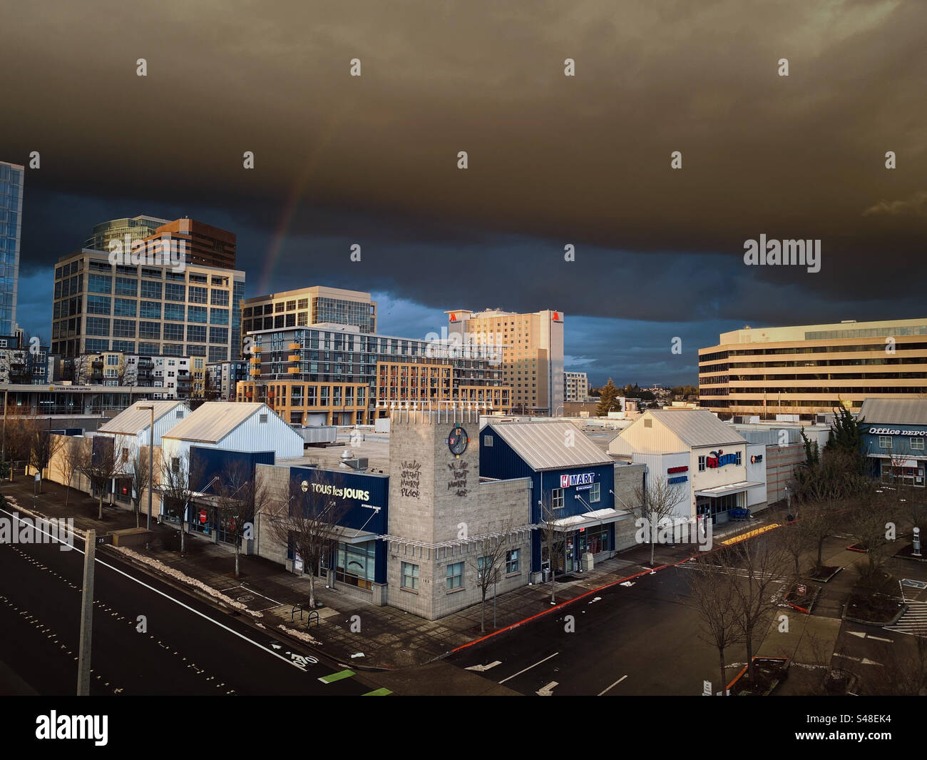 Downtown Bellevue, Washington während eines Regensturms - Smartphone-aufgenommenes Stockfoto