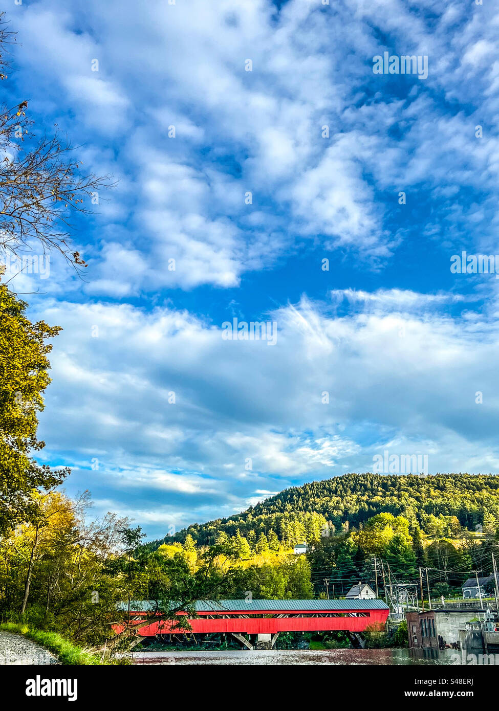 Eine überdachte Brücke und Landschaft in Hartford, Vermont am 16. September 2023. - Smartphone-aufgenommenes Stockfoto