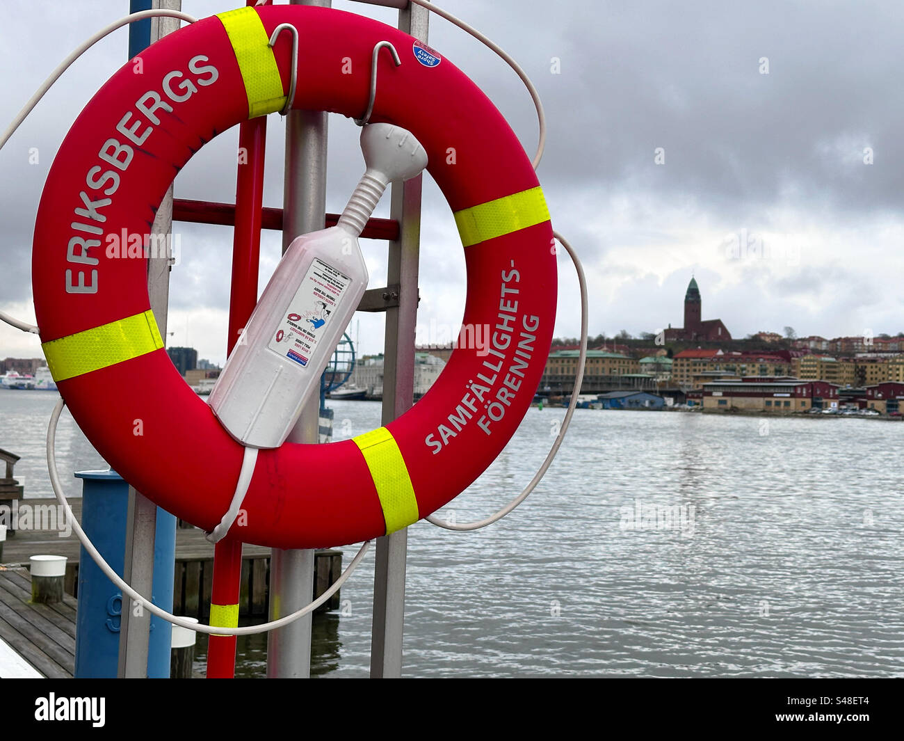 Rettungsausrüstung in Eriksburg, Göteborg und die Masthugget-Kirche auf der anderen Seite des Flusses. Stockfoto