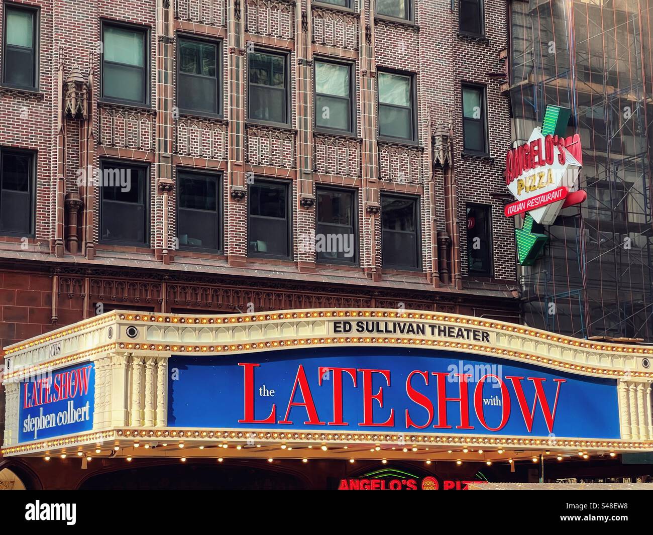 Vor dem Ed Sullivan Theater in New York, das mit Stephen Colbert für die Late Show wirbt Stockfoto