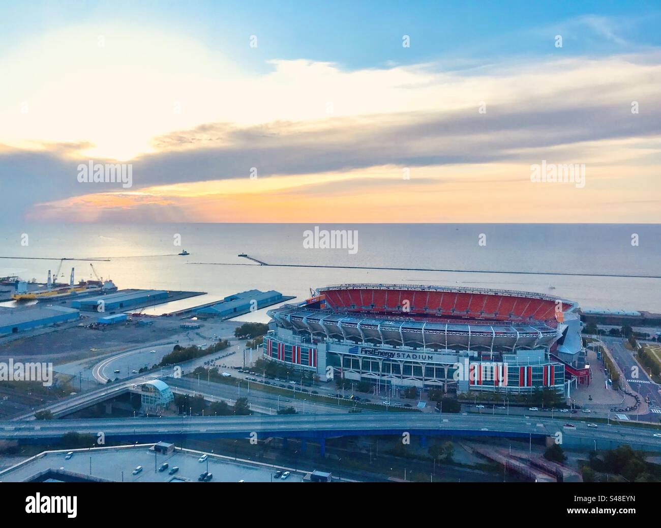 Sonnenuntergang über Lake Erie und Cleveland Browns Stadium Stockfoto