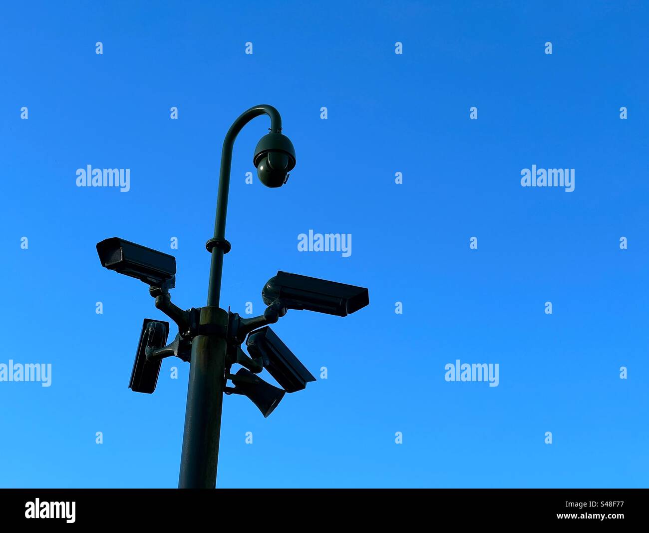 CCTV-Kameras in Schwarz vor einem leuchtend blauen Himmel. Im Haigh County Park, Wigan Stockfoto