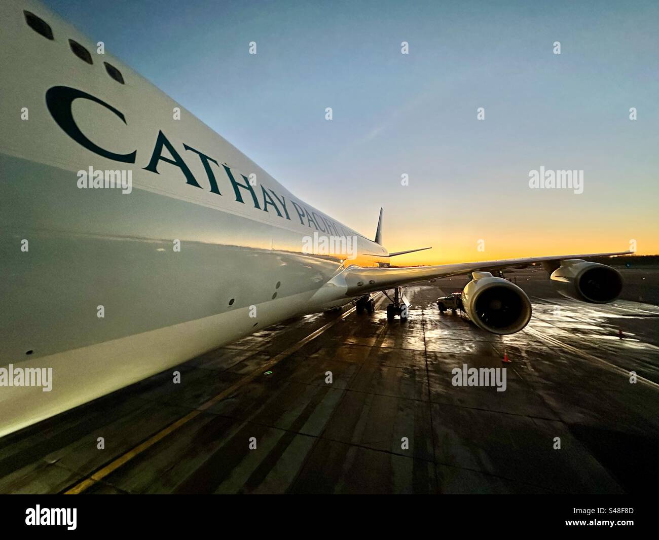 Cathay Pacific Cargo 747-800 auf der Rampe in Anchorage Alaska - Smartphone-aufgenommenes Stockfoto
