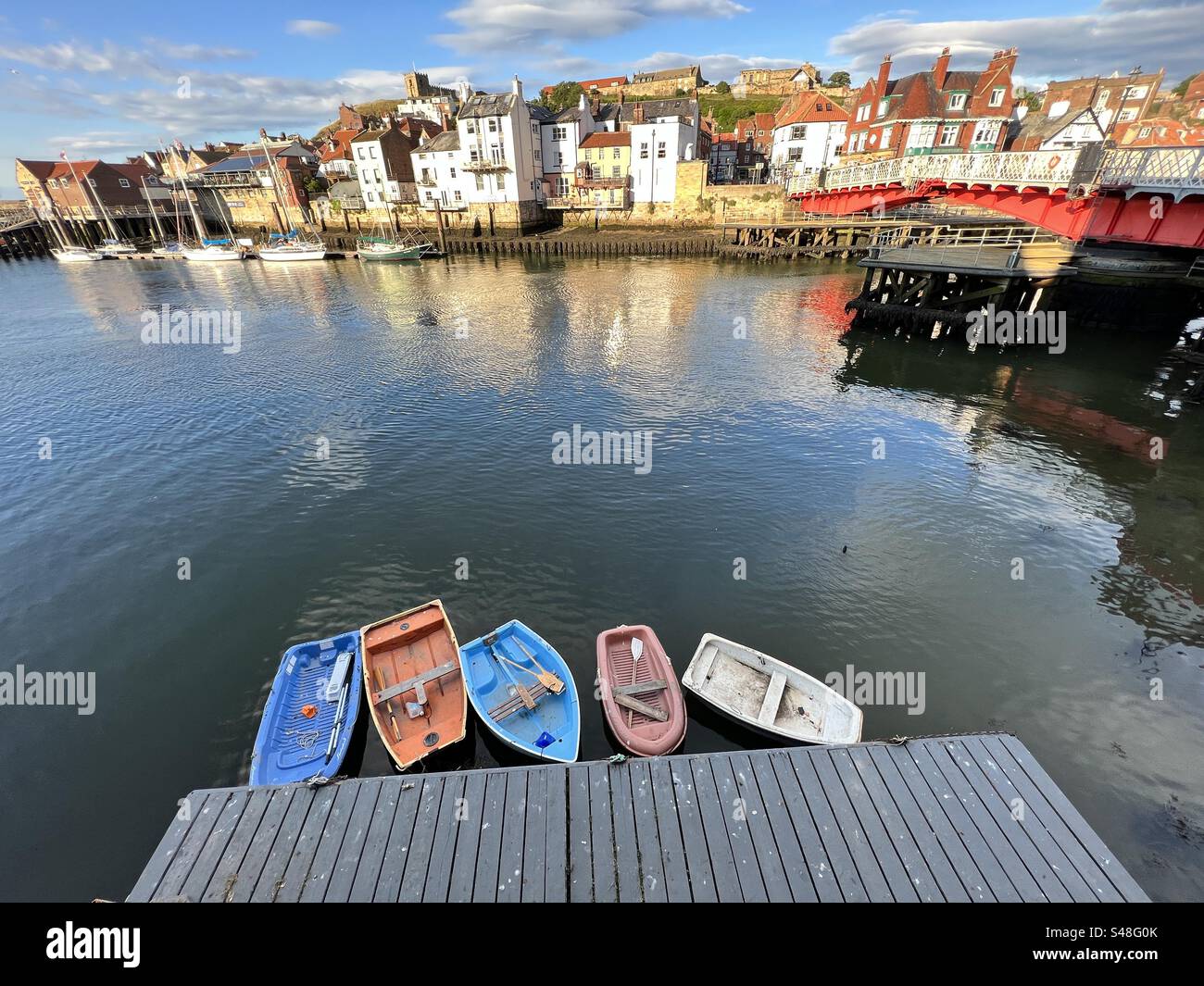 Kleine Boote, die an einem Steg befestigt sind - Smartphone-aufgenommenes Stockfoto