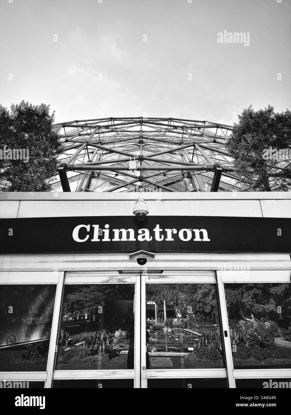 Climatron-Gebäude im Missouri Botanical Garden mit Schild über dem Eingang. Geodätische Kuppel. Schwarzweißfilter. Stockfoto
