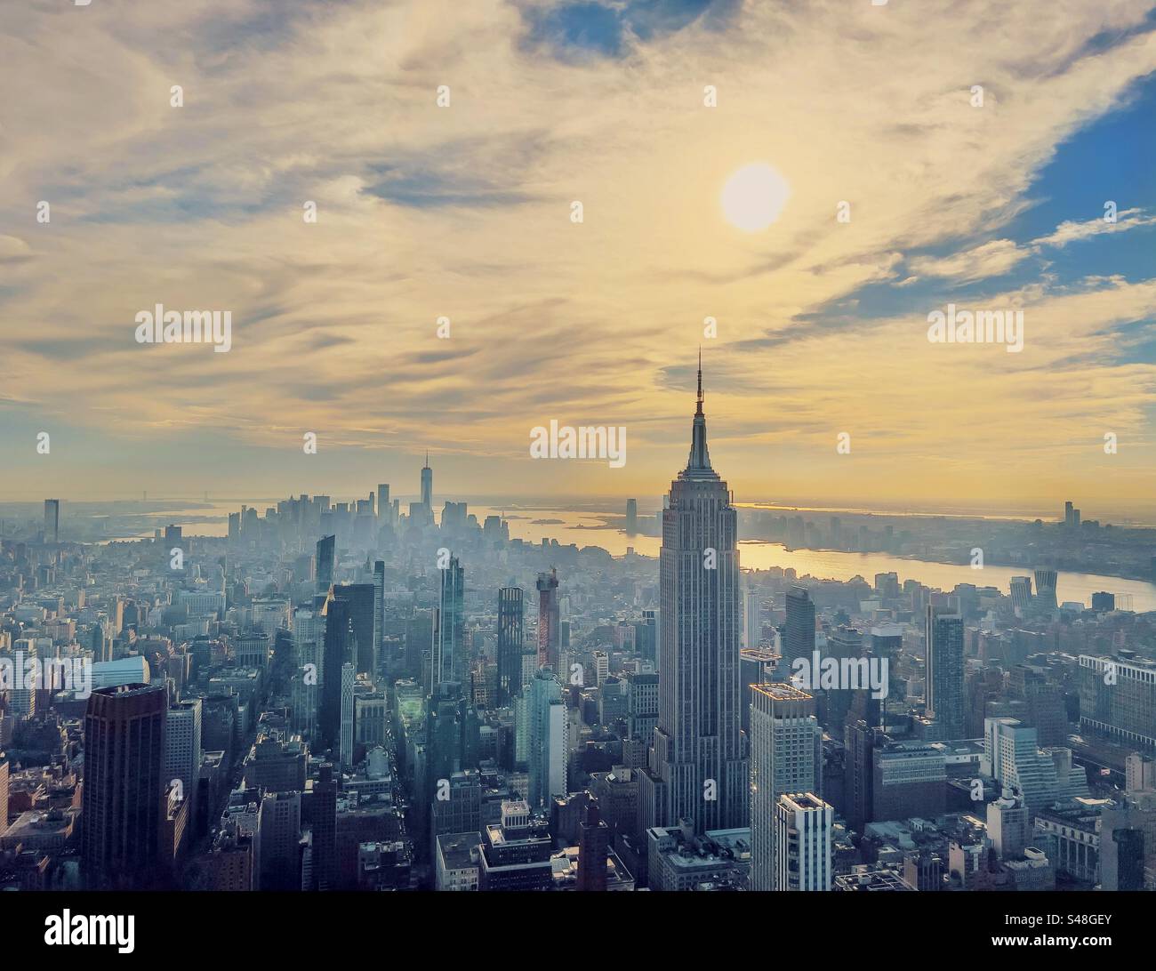 Manhattan von Midtown mit Blick nach Süden bis zum Finanzviertel mit dem Empire State Building im Vordergrund. Warmes Licht am späten Nachmittag. - Smartphone-aufgenommenes Stockfoto