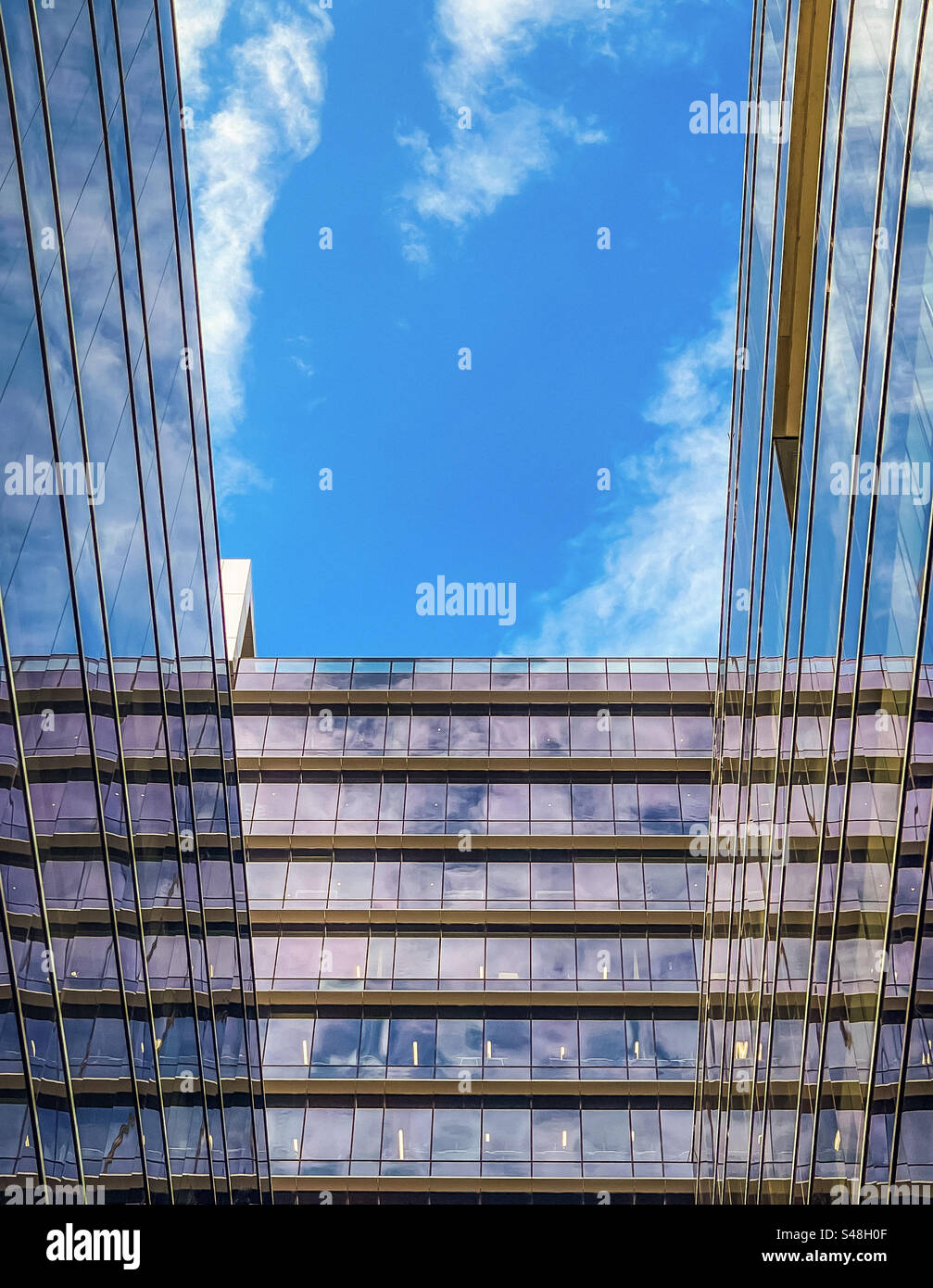 Flacher Blick auf das Glasfassadengebäude in Melbourne, Australien. Abstrakt. Muster. Design. - Smartphone-aufgenommenes Stockfoto