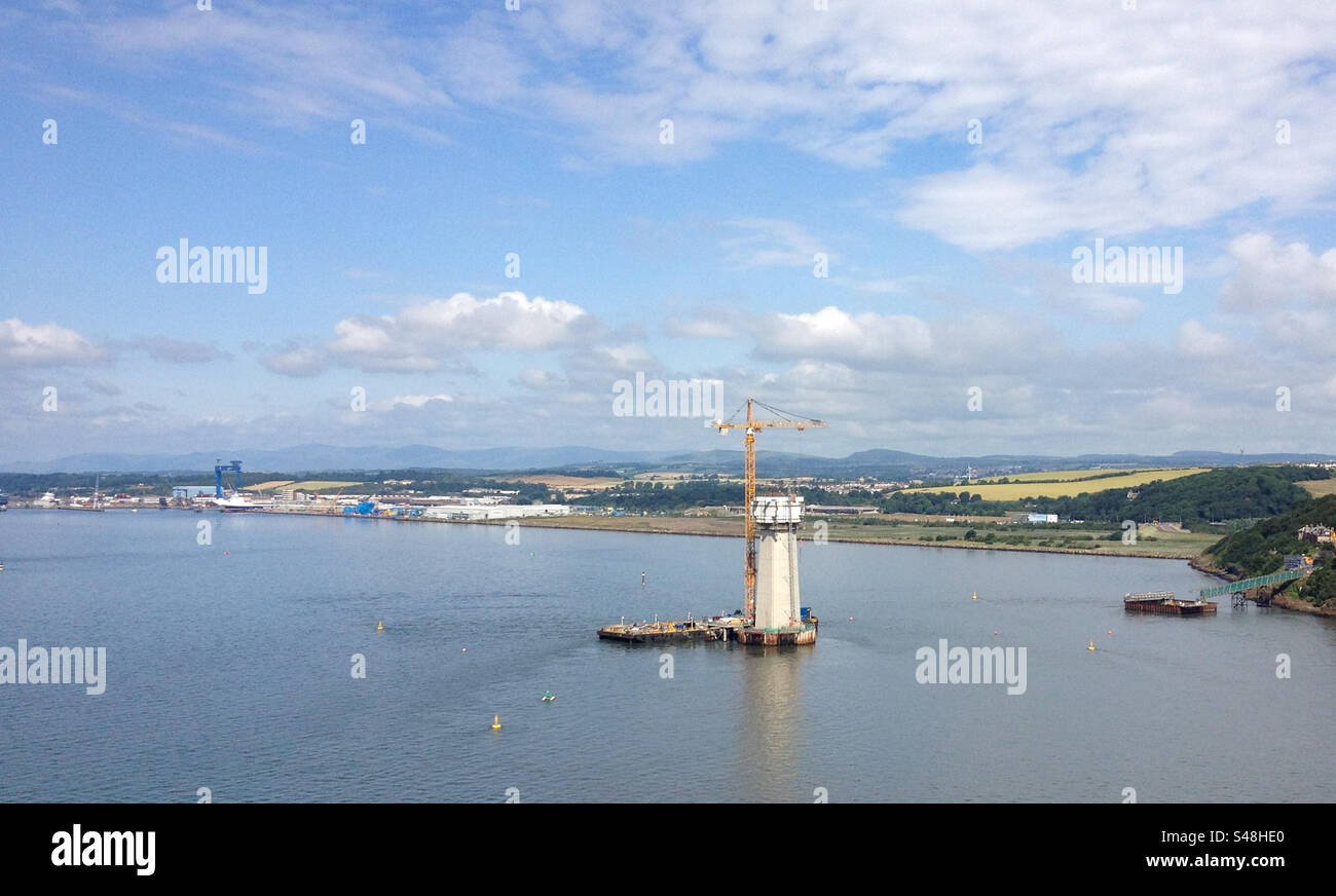 Blick von oben auf den Brückenturm von Queensferry Crossing im Bau über den Firth of Forth im Jahr 2014, Schottland, Großbritannien Stockfoto