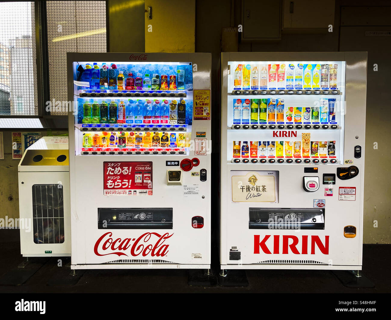 Zwei Getränkeautomaten an einem Bahnhof in Tokio, Japan Stockfoto