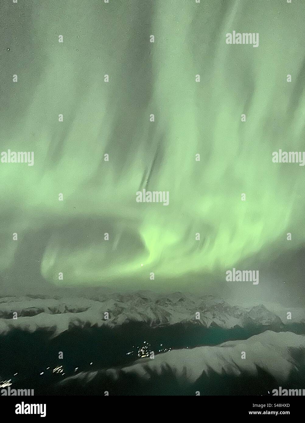 Nordlichter auf einem Flug von Anchorage Alaska. - Smartphone-aufgenommenes Stockfoto