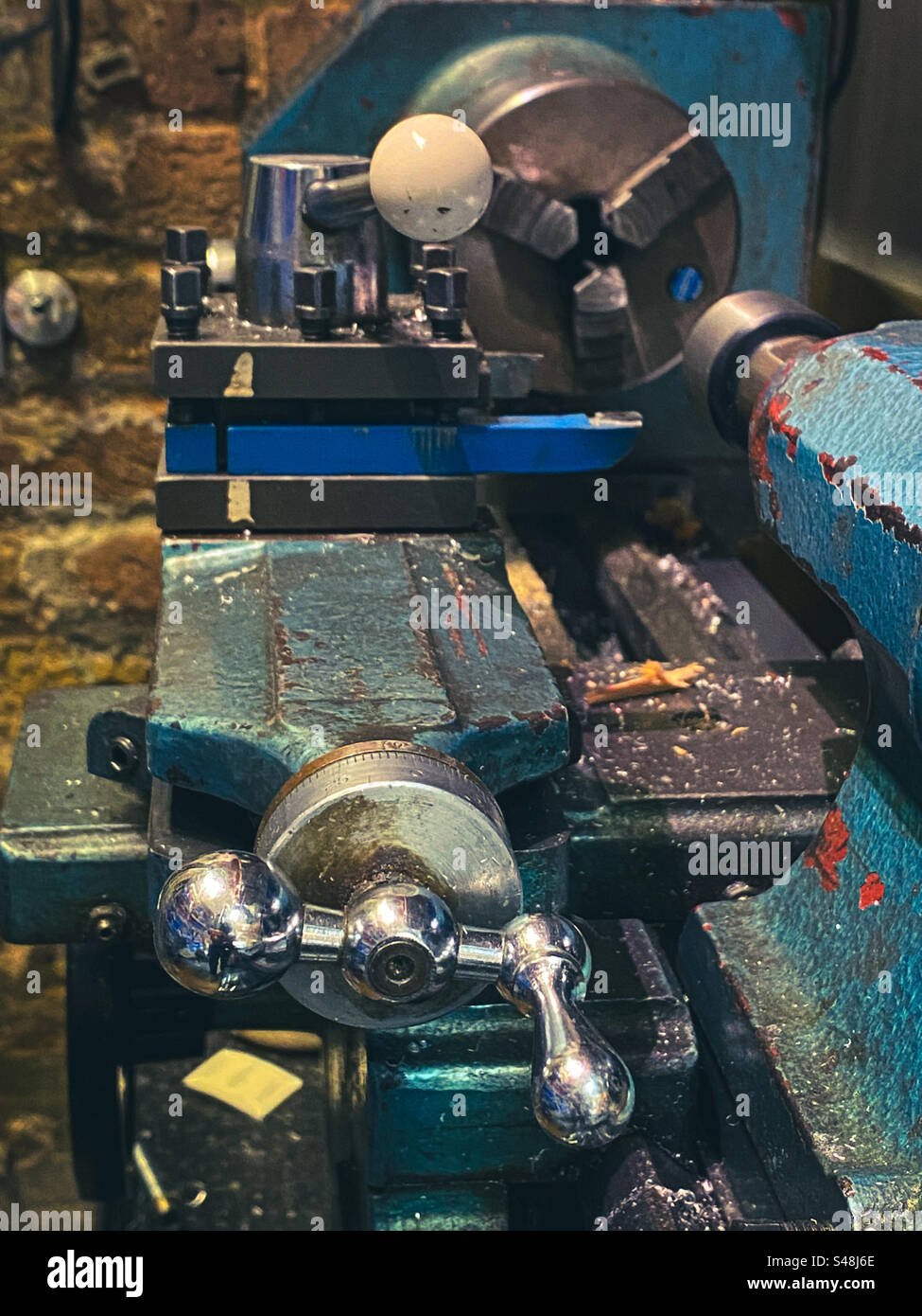 Teile einer Metalldrehmaschine - Smartphone-aufgenommenes Stockfoto