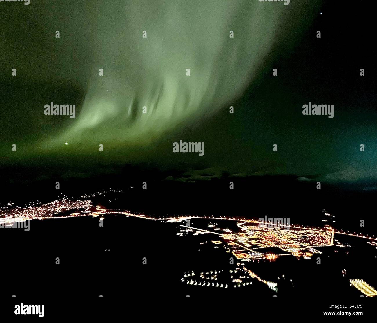 Nordlichter über Anchorage Alaska - Smartphone-aufgenommenes Stockfoto