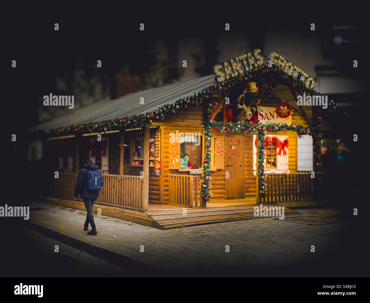 Weihnachtsgrotte in der Queen Street Cardiff - Smartphone-aufgenommenes Stockfoto