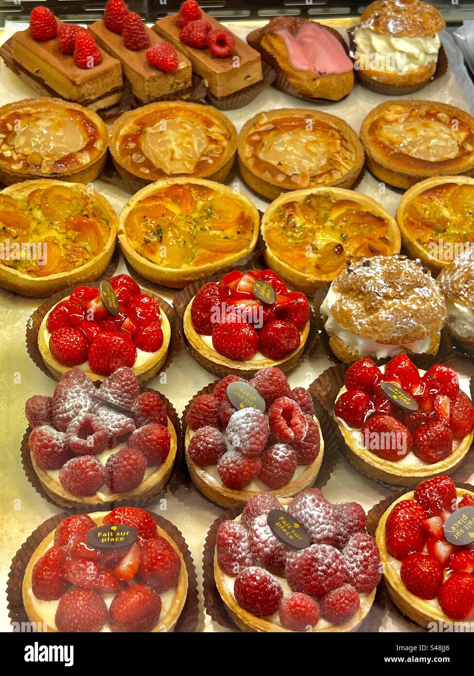 Eine Auswahl französischer Obsttörtchen in einer Patisserie Stockfoto