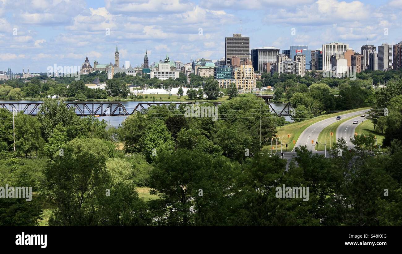 Panoramablick auf die Innenstadt von Ottawa mit Blick auf den Fluss, eine Brücke, das parlament und Wolkenkratzer Stockfoto