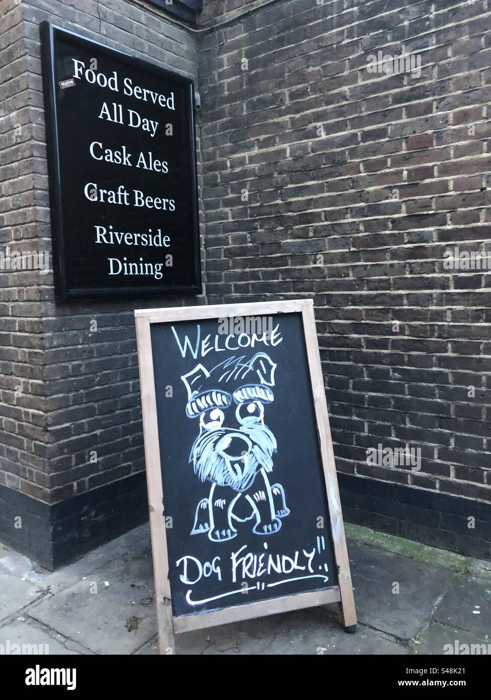 Schild vor einem hundefreundlichen Pub in London Stockfoto