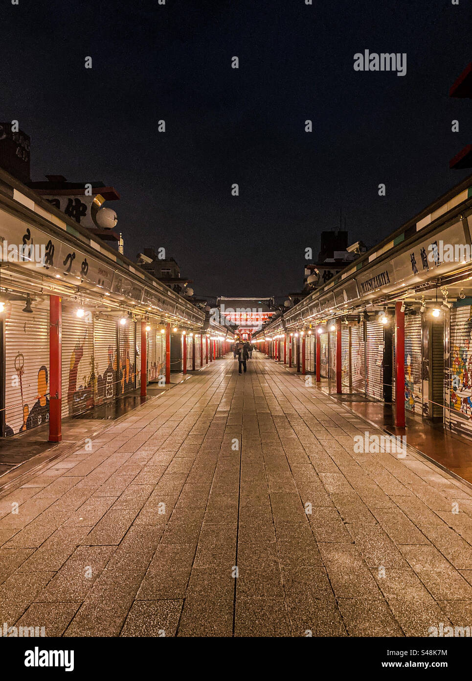 Nakamise-dori in der Nacht fast leer Stockfoto