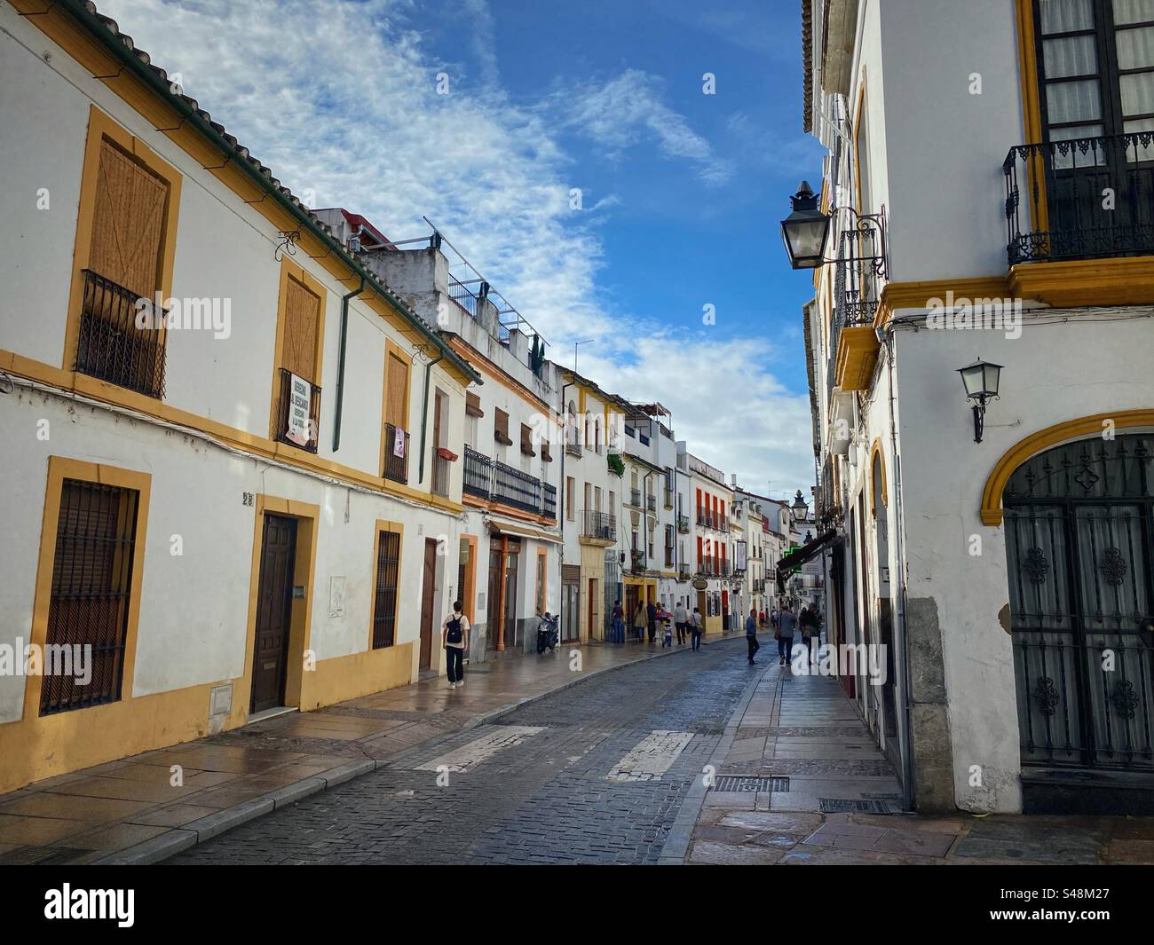 Traditionelle Straße mit Bilderhäusern im historischen Zentrum von Córdoba, Spanien. Stockfoto