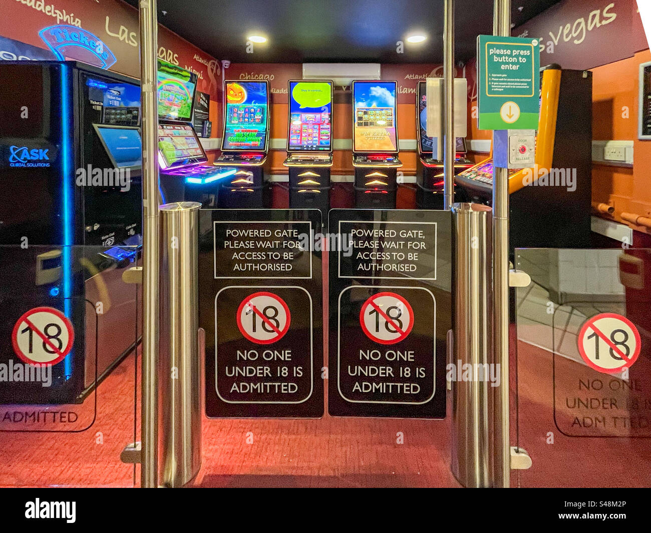 Service Station Glücksspiel - Full House Games Arcade Inside Moto Woolley Edge M1 Northbound Services, England, Großbritannien Stockfoto
